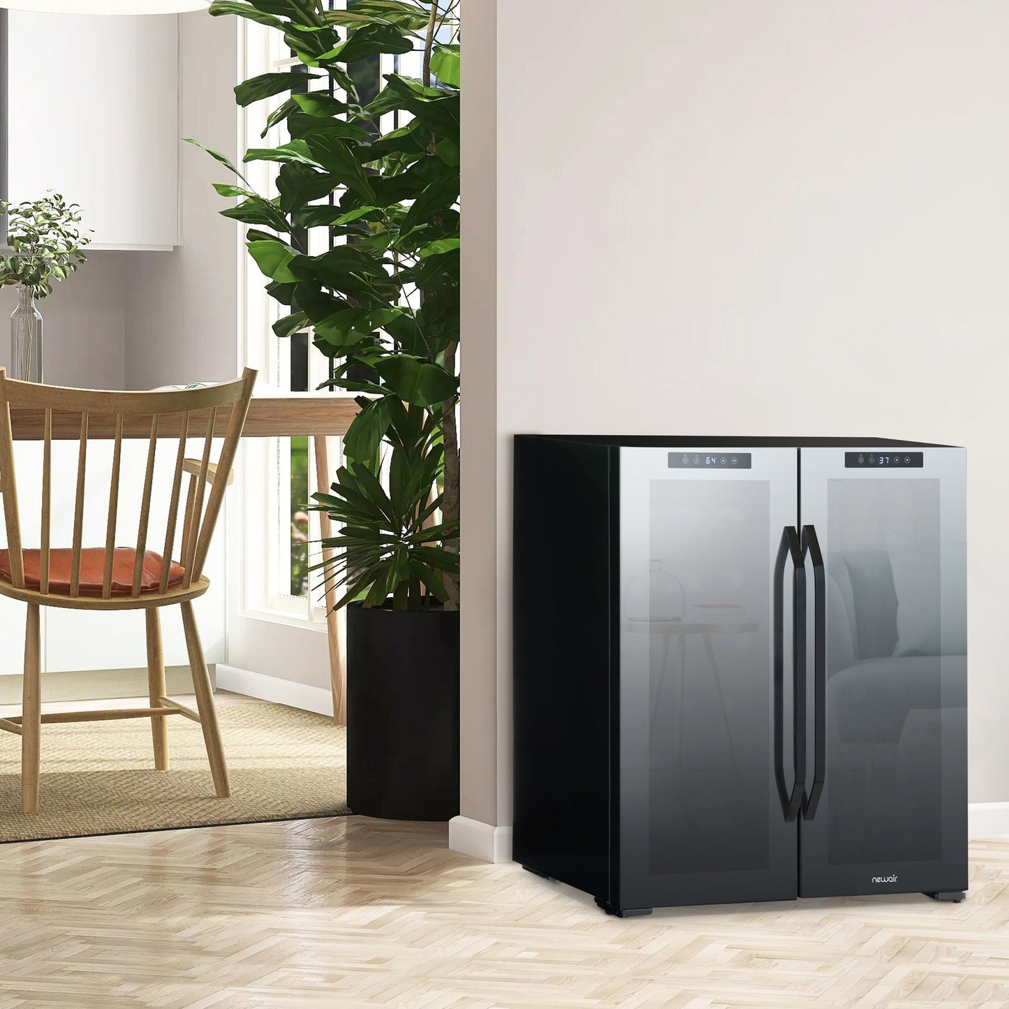 Réfrigérateur à vin et boissons Newair, 18 bouteilles et 59 canettes, deux zones de température, autonome, contrôle numérique de la température