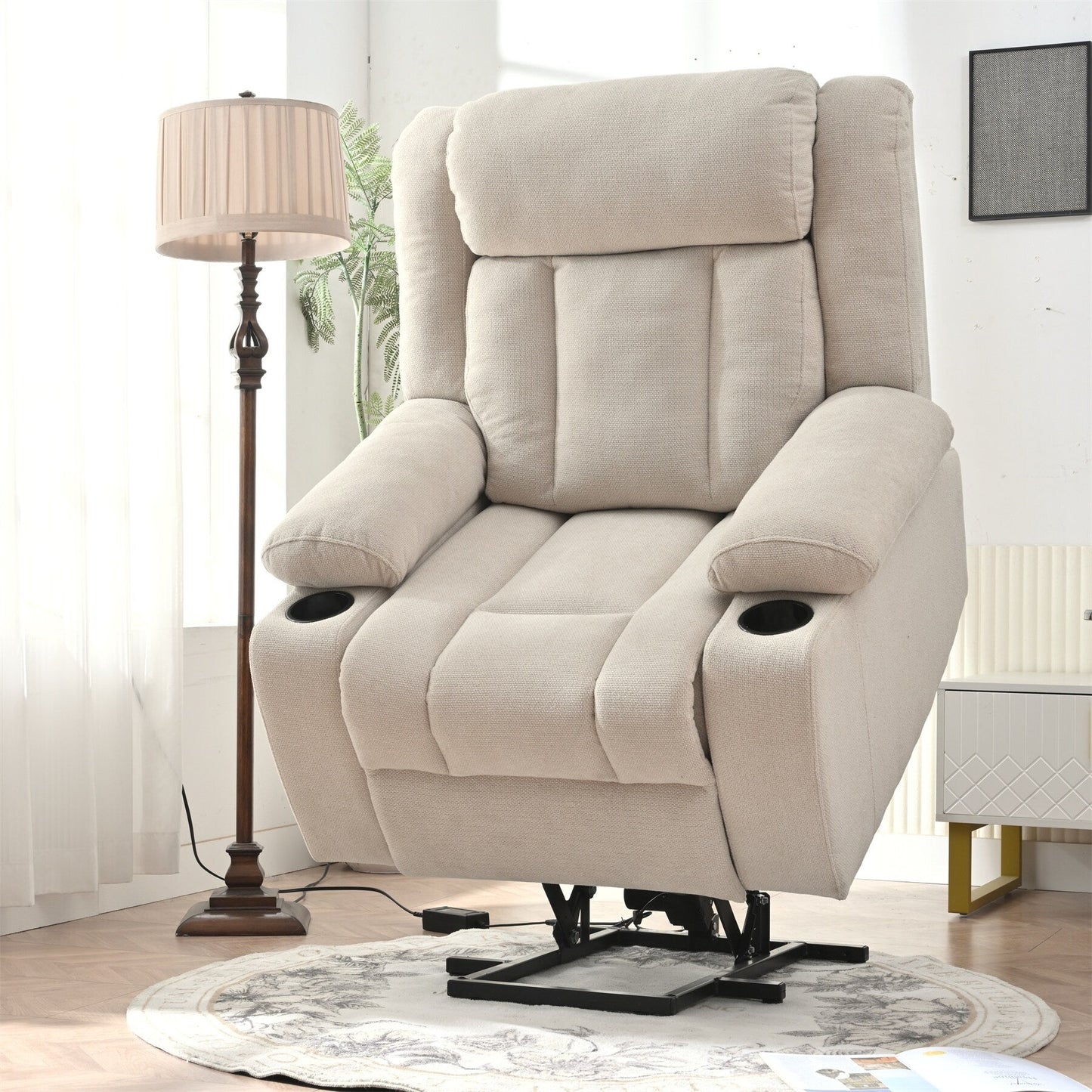 Fauteuil releveur électrique pour personnes âgées, en tissu, avec repose-pieds allongé, 2 porte-gobelets, poches latérales et télécommande.