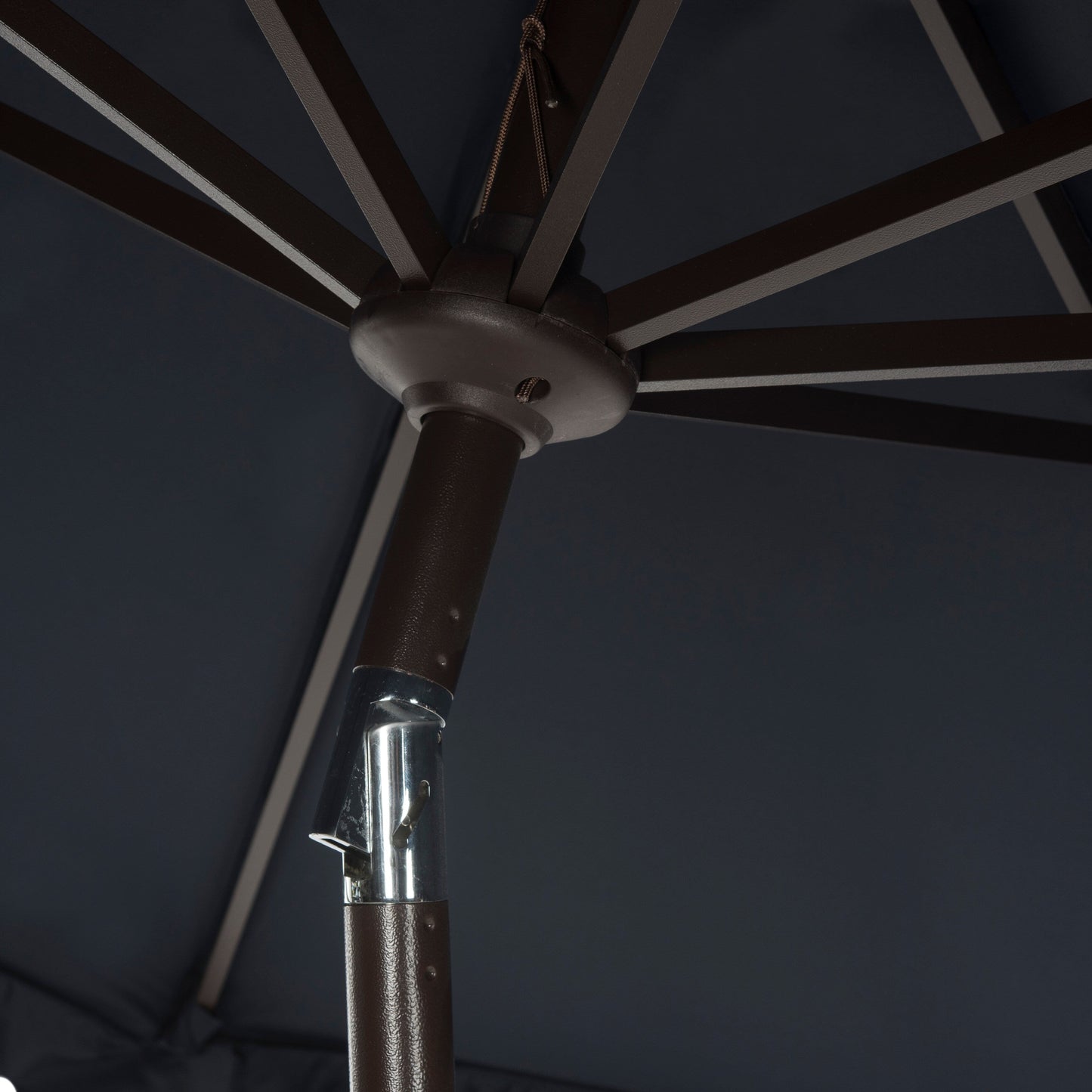 Parasol élégant SAFAVIEH Gebbine de 9 pieds