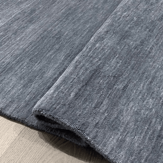 Tapis bleu cendré | Laine de luxe tissée à la main