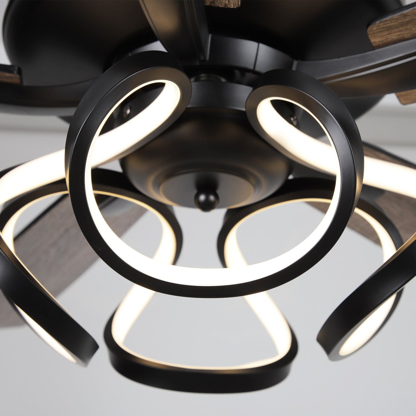 Ventilateur de plafond LED moderne d'intérieur chromé/noir à intensité variable avec lumière et télécommande