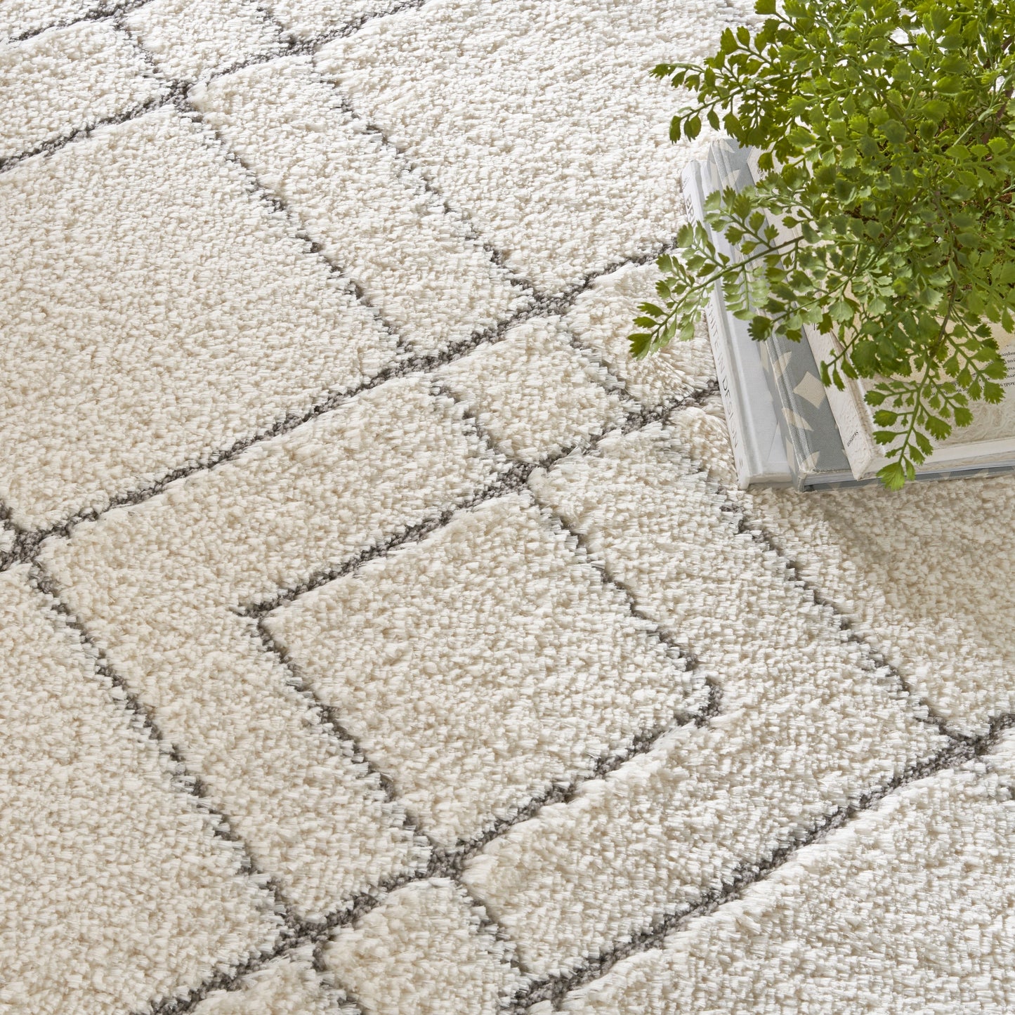 Tapis Nourison luxueux à poils longs et ultra moelleux, motif géométrique abstrait